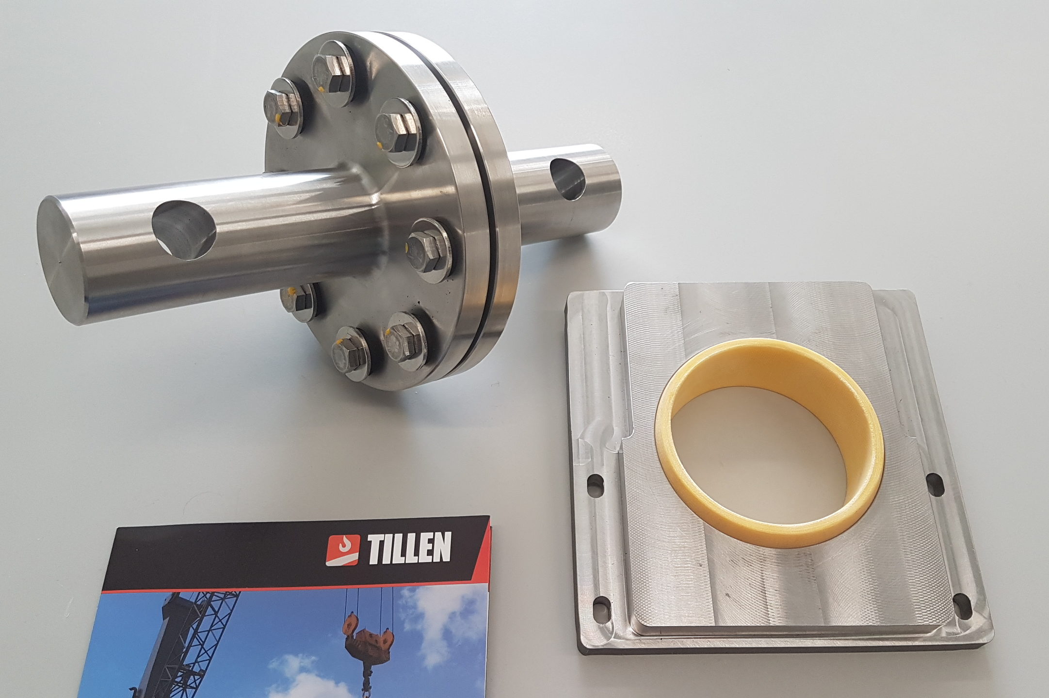Spherical plane bearings with easy fit slot-housing have been developed to be applied in a drum assembly in chlorine-water environment. 